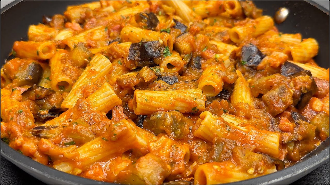 Delicious Italian pasta puttanesca with eggplant! You’ll make it at home every day! Easy recipe. Delicious Italian pasta puttanesca with eggplant! You'll make it at home every day! Easy recipe.