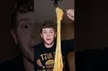 Eating the viral mac n cheese food hack!