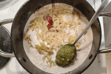 Making a Pink sauce pesto farfalle dish💕