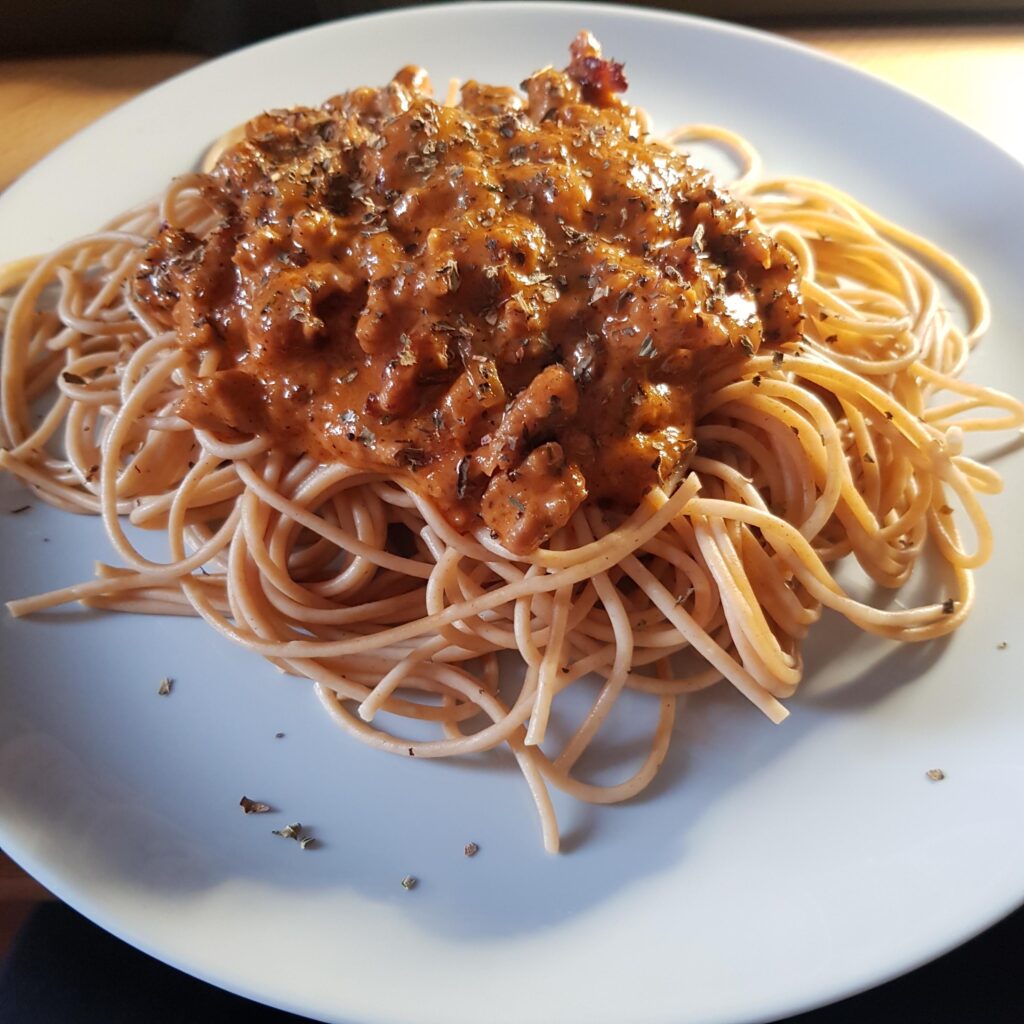 Spaghetti with minced turkey, onion, Worchestershire sauce, condensed tomato pulpa, dairy cream and Parmigiano Reggiano / Grana Padano