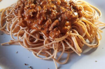Spaghetti with minced turkey, onion, Worchestershire sauce, condensed tomato pulpa, dairy cream and Parmigiano Reggiano / Grana Padano