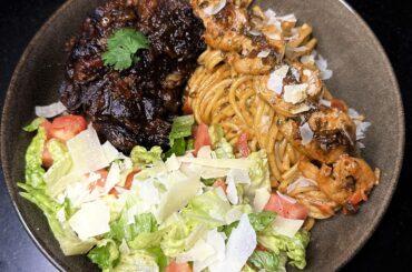 Spaghetti with oxtail and shrimp.