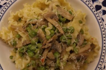 Reginette with peas and mushrooms