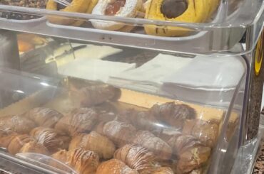 What is the mini dolci on the bottom tray?