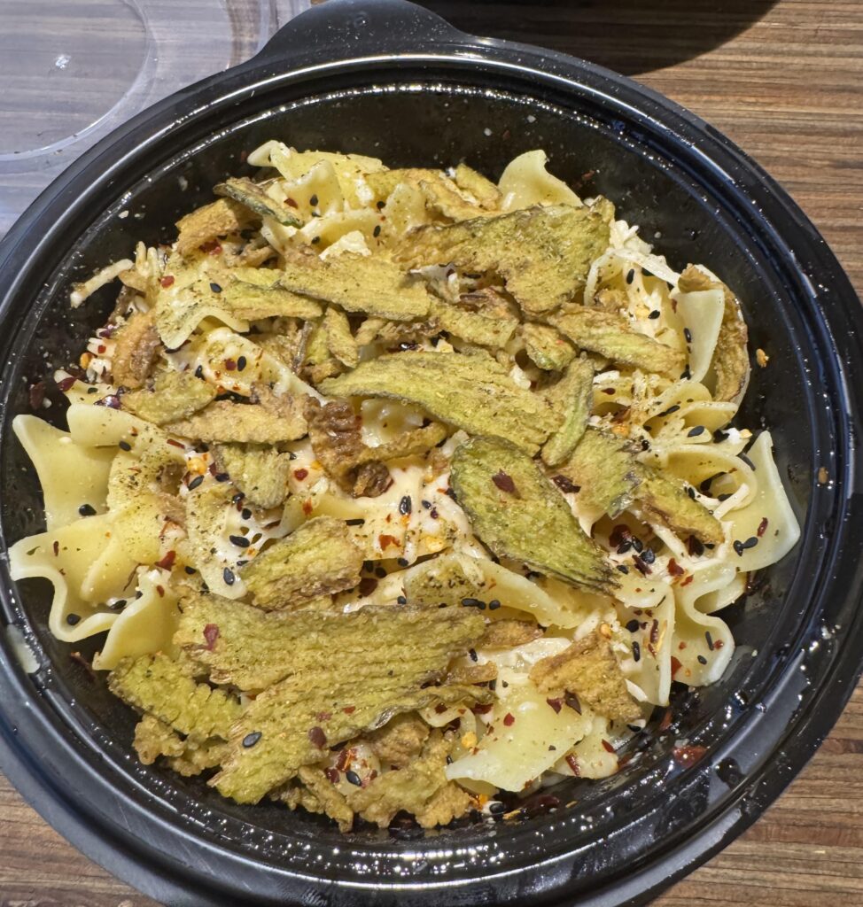 Buttered noodles from Noodles & Company. They kind of went overboard with the crispy jalapeños but I’m not complaining! 🍜🧈🌶️