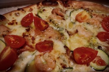 Seafood pizza (shrimps, salmon, zucchini, pomodorini and garlic oil)
