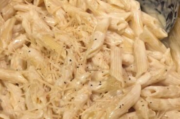 Pasta with cheddar and white sauce