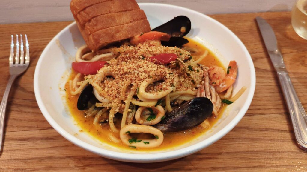 Spaghetti alla chitarra con frutti di mare, peperoncini e pangrattato