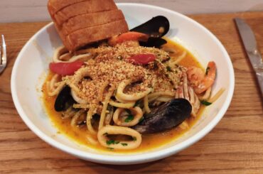 Spaghetti alla chitarra con frutti di mare, peperoncini e pangrattato