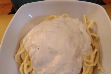 The way my mom was served cacio e pepe in a restaurant in Rome - is this normal?