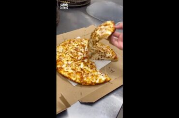 The chef has revealed the secret of cooking pizza in a famous restaurant #recipe  #italiancook #food