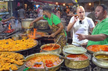 Indian street food - CURRY like you've NEVER seen before! Indian street food in Ahmedabad, India