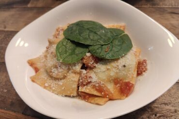 Homemade ravioli : spinach and ricotta with tomato and mushrooms sauce!