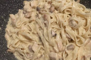 Pasta with chicken in cream and cheese