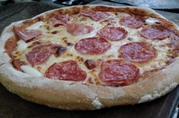 Pizza con longaniza, jamón y jamón crudo 🍕