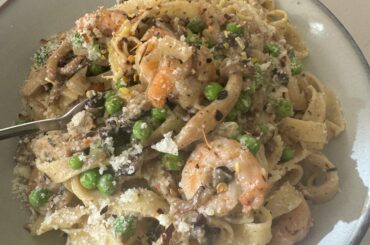 So I added peas to my pasta. Egg tagliatelle 😁 tastes great!