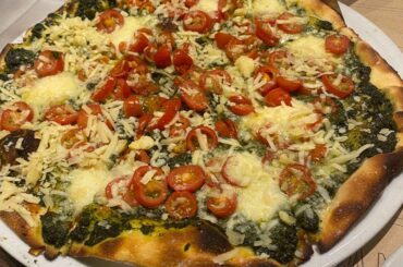 Pesto in pizza is sooo good, last night I ate this one with pesto, almonds, tomatoes, and lots parmesan cheese 🤤🤤🤤 I think this is the best combo to put over a pizza hahah