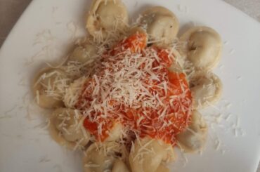 Capeletis with sauce and cheese 😏😋