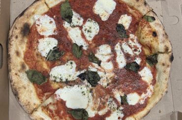 Sundays are for pizza, so i ordered this one (baked mozarella and basil) and ate it by myself.