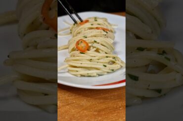 The Easiest Italian Pasta Dish! Classic Aglio Olio e Peperoncino. #food #cooking