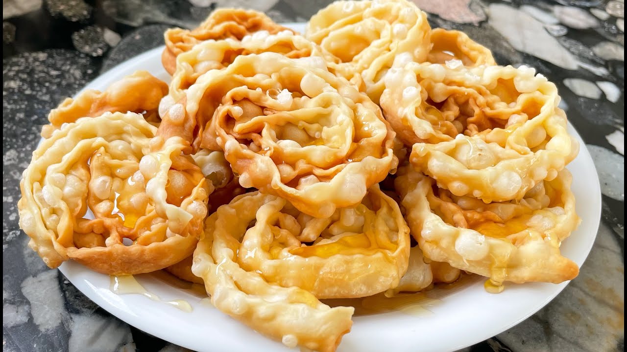 CARTELLATE PUGLIESI traditional Christmas pastry from South Italy CARTELLATE PUGLIESI traditional Christmas pastry from South Italy