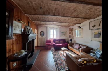 Six-bedroom stone house with character details and panoramic view. Castiglione Messer Marino.