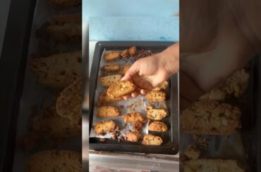 Italian almond biscotti using wheat flour