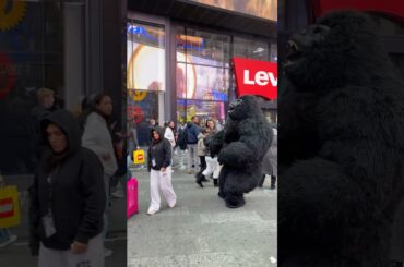 Warning: Rare Gorilla in #NYC 4K ?! #newyorkcity #manhattan #travel #usa #shorts