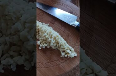More GARLIC is More BETTER #garlic #cooking #italian #italianfood #damascusknife #italians #homecook