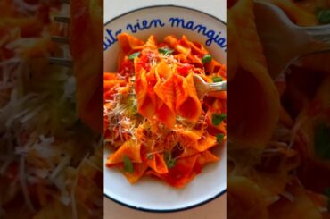 fresh basil and a drizzle of olive #pastasauce #diavola #dinnerrecipes #homecookedmeal #MadeWithLove