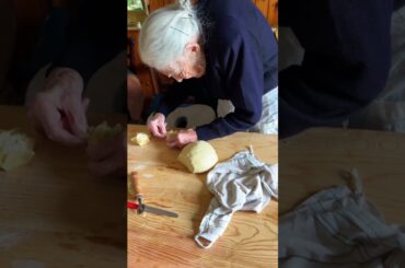 Do you know this traditional Italian dessert? #sardinia  #ricotta #italianfood #honey