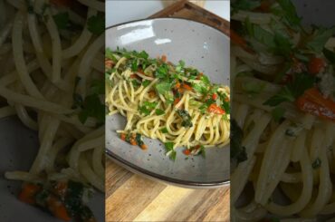 The 5-Minute Pasta You Need to Try -  Spaghetti Aglio e Olio #shorts