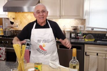 Simple Garlic and Canned Clam Linguine with White Wine Sauce