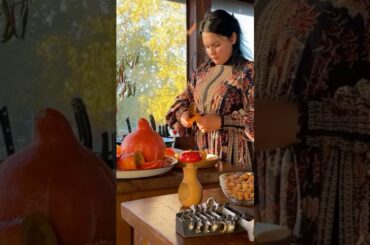 Oven-roasted pumpkin glazed with honey and topped with walnuts #royallqt