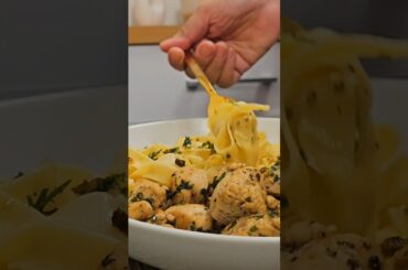 10 Minutes Garlic Butter Chicken with Fettuccine Pasta #shorts #chicken #noodles