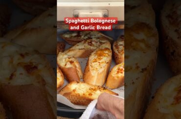 Spaghetti Bolognese with Garlic Bread #shorts #spaghetti #bolognaise #cookingchannel #wine #cuisine