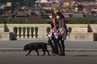 Rome's cafes, restaurants reopen for takeaways