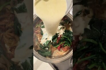Creamy Spinach Spaghetti, would you taste it ? #shorts #cooking