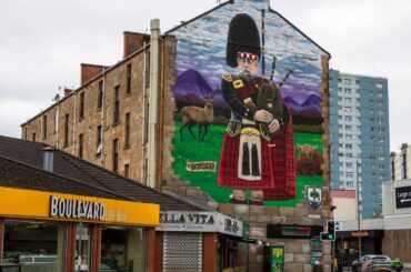 Call to remove "hostile" piper mural above Italian restaurant - but owners love it | SWNS