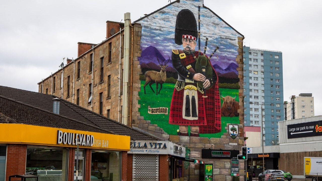 Call to remove “hostile” piper mural above Italian restaurant – but owners love it | SWNS Call to remove "hostile" piper mural above Italian restaurant - but owners love it | SWNS