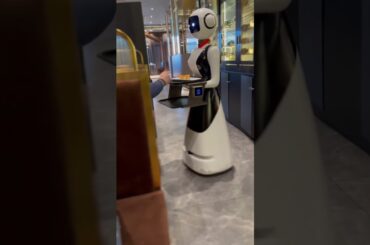 Italian Restaurant Hires Robot Waiters #shorts #youtubeshorts #subscribe #trending #italy
