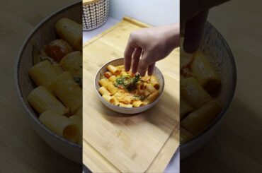 Easy pasta recipe  ! #cooking #pasta #recipe #tomato #garlic #fyp @Lionfield