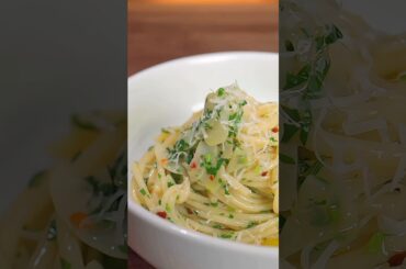 Easy and tasty Aglio e Olio pasta recipe! #Shorts #Pasta #AglioEOlio #EasyRecipe #Cooking