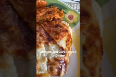 Lasagna and Garlic Bread for dinner #lasagna #garlicbread #food #foodie #foodlover #italy #italian