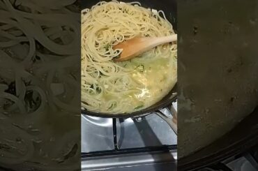 Original Italian Chef Recipe: Spaghetti Aglio, Olio e Peperoncino  #SpaghettiAglioOlio