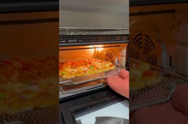 Homemade pizza #foodblogger #foodphotography #foodie #pizza #italy #dinner #homemade #cooking