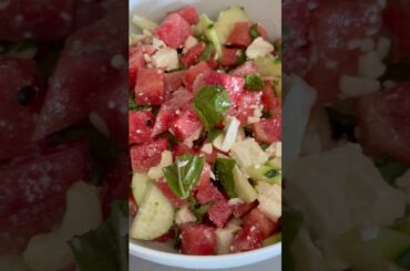 Insalata anguria, feta, cetriolo e anacardi.