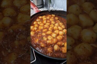 Gnocchi in a rich garlic chilli sauce. #gnocchi #italianrecipes #bellissimo #shortsvideo