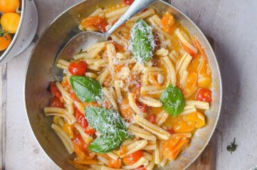 Pasta with Fresh Tomato Sauce - 15 Minute Recipe