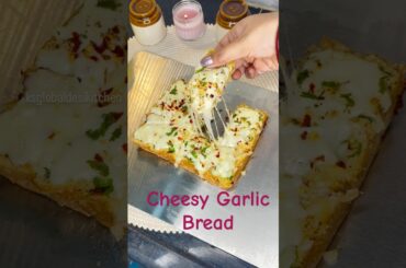Viral Garlic Bread #viral #food #trendingnow #garlicbread #recipe #ksglobaldesikitchen #italianfood